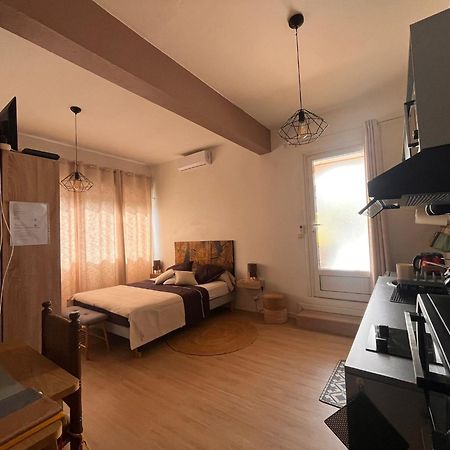 Studio Cosy Avec Piscine Dans Une Villa Saint-Denis Buitenkant foto