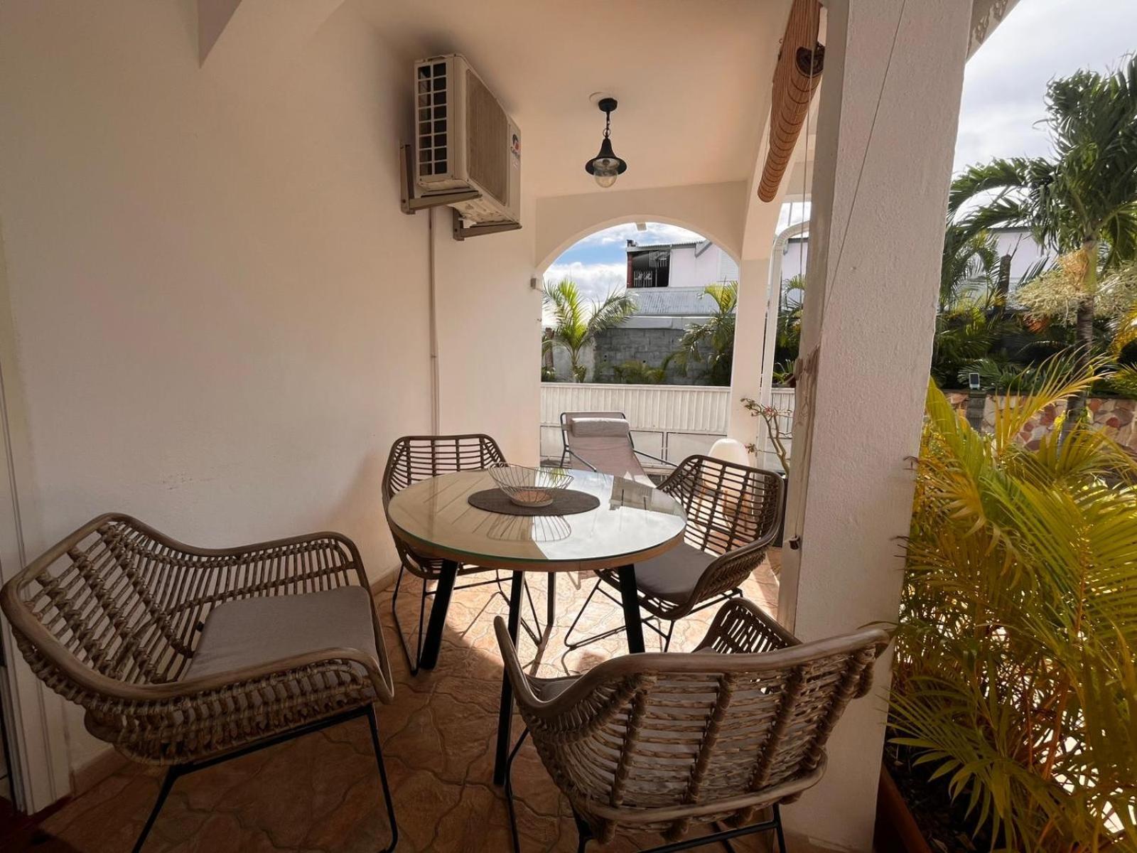 Studio Cosy Avec Piscine Dans Une Villa Saint-Denis Buitenkant foto