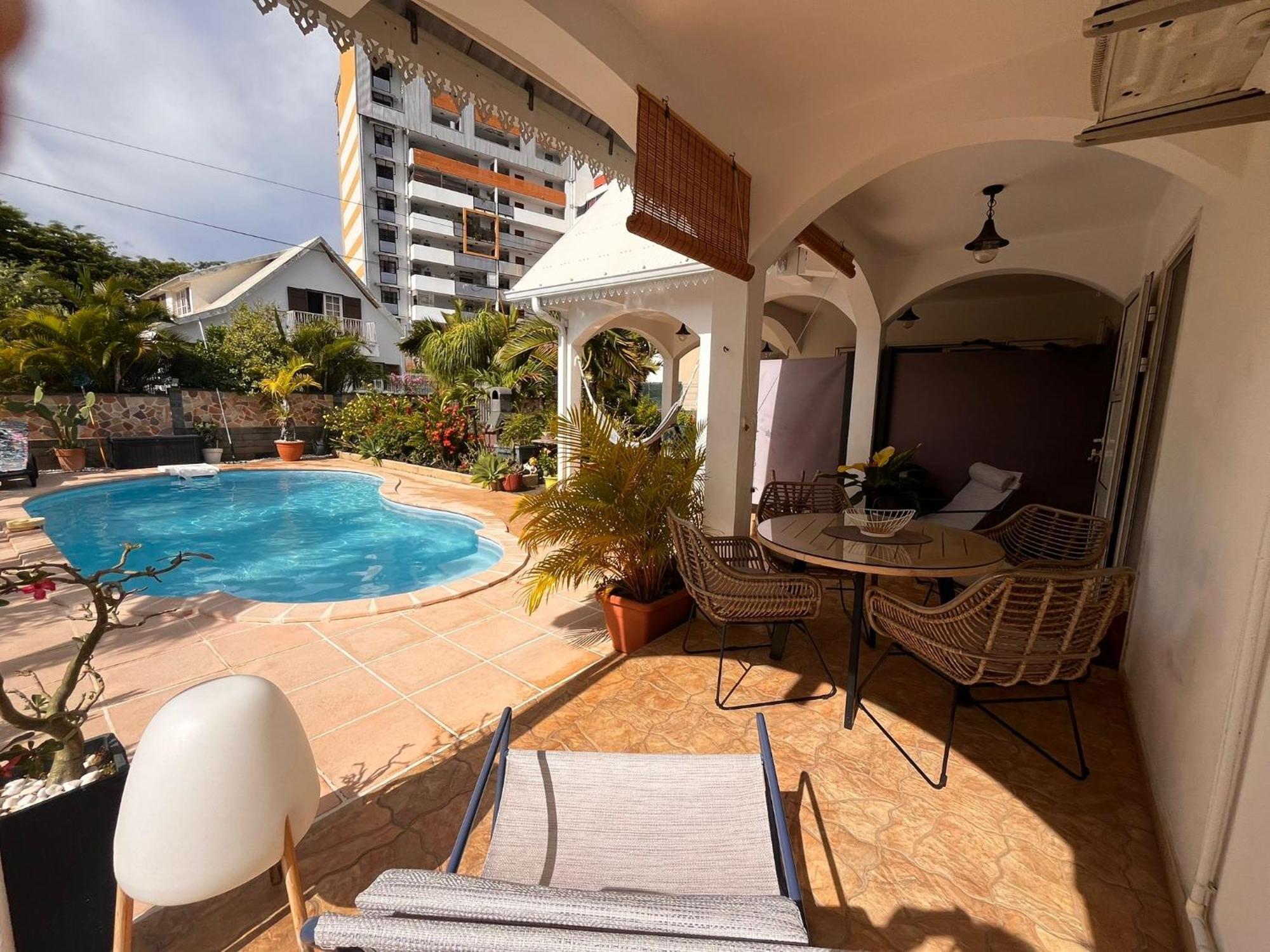 Studio Cosy Avec Piscine Dans Une Villa Saint-Denis Buitenkant foto