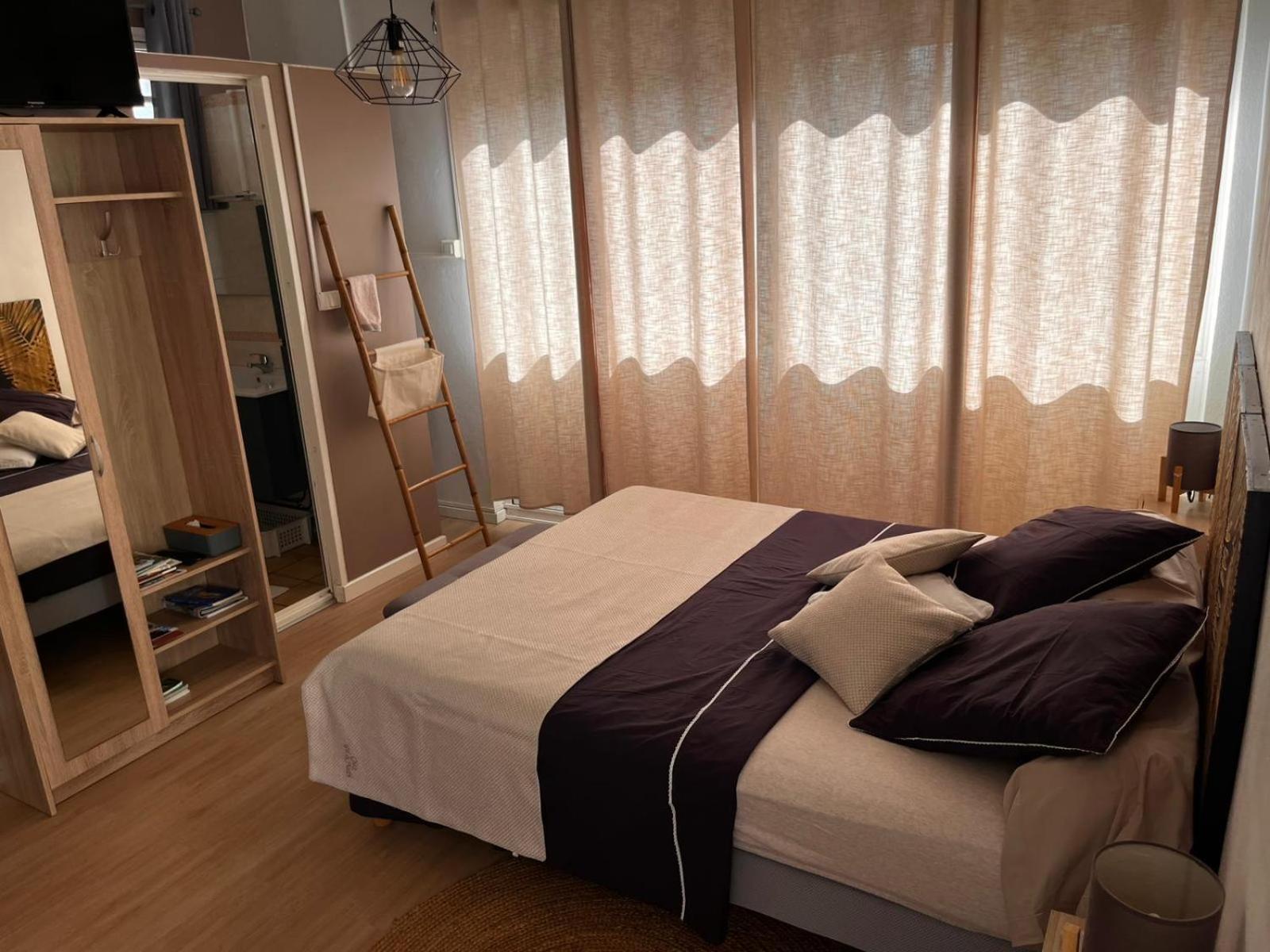 Studio Cosy Avec Piscine Dans Une Villa Saint-Denis Buitenkant foto